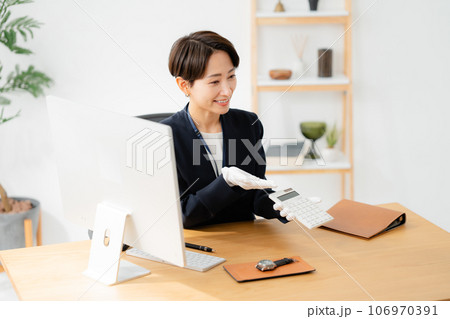 腕時計の査定をする鑑定士 106970391