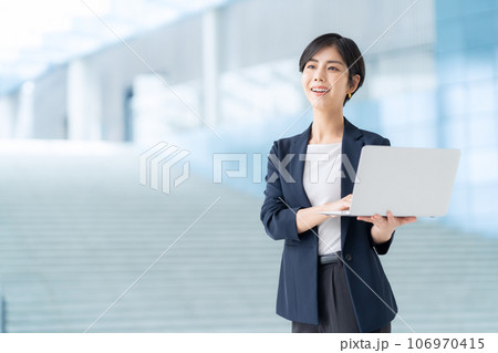 オフィスでパソコンを使う若いビジネスウーマン オフィスでパソコンを使う若いビジネスウーマン 106970415