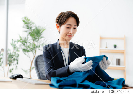 着物を査定する店員 着物を査定する店員 106970418