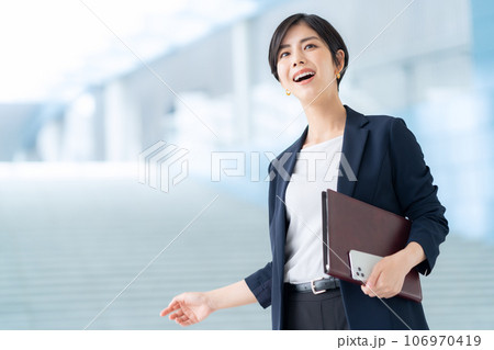 オフィスで働く若いビジネスウーマン 106970419
