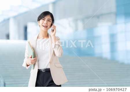 オフィスでスマホを使う若いビジネスウーマン 106970427