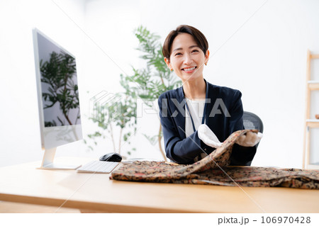 着物を査定する店員 106970428