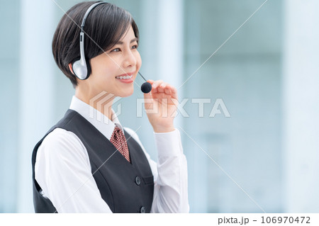 コールセンターで働く若い女性のオペレーター コールセンターで働く若い女性のオペレーター 106970472