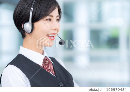 コールセンターで働く若い女性のオペレーター コールセンターで働く若い女性のオペレーター 106970484