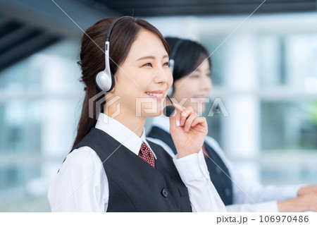 コールセンターで働く若い女性のオペレーター 106970486