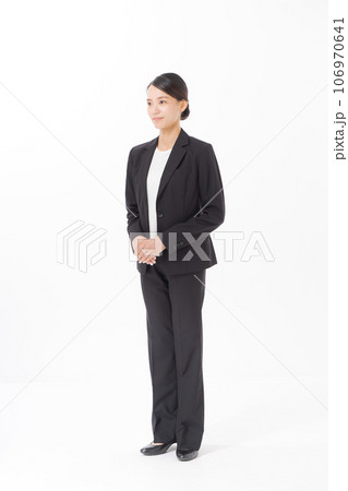 直立するスーツ姿の女性写真 直立するスーツ姿の女性写真 106970641