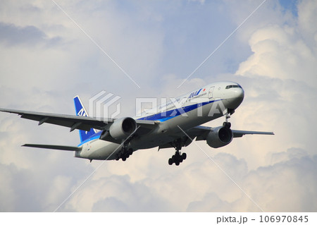 夏の新千歳空港＿B777-300 着陸機【積乱雲】 106970845