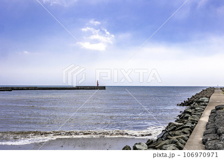 茨城県日立市　会瀬港の防波堤と灯台 106970971