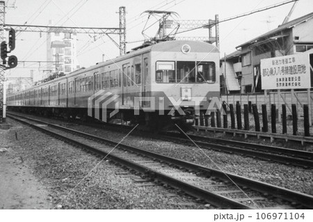 地上時代の練馬駅を発車した西武451系・479編成の6両、練馬ー 地上時代の練馬駅を発車した西武451系・479編成の6両、練馬ー