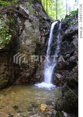 ゆずの里毛呂山町の森林の岩壁に囲まれた獅子ヶ滝の風景 106971526
