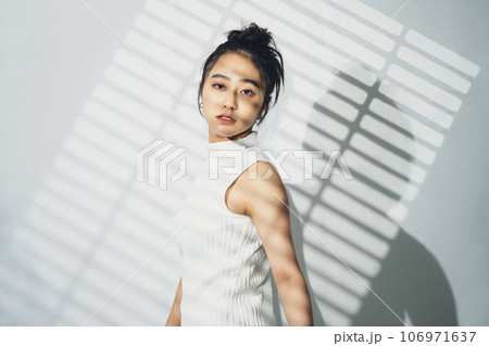 若い女性のポートレート 106971637