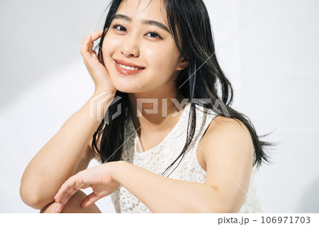 若い女性のポートレート 若い女性のポートレート 106971703