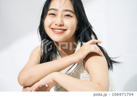 若い女性のポートレート 106971704