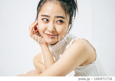 若い女性のポートレート 106971716