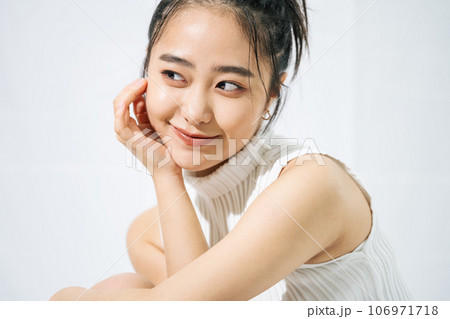 若い女性のポートレート 106971718