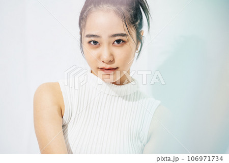 若い女性のポートレート 106971734