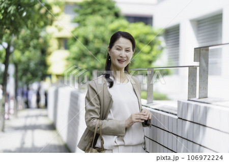 屋外のシニア女性のファッションポートレート 屋外のシニア女性のファッションポートレート 106972224