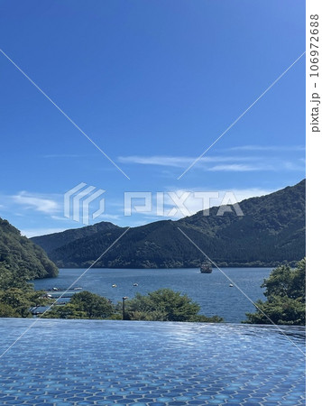 山に囲まれた湖のほとりのインフィニティプール 山に囲まれた湖のほとりのインフィニティプール 106972688