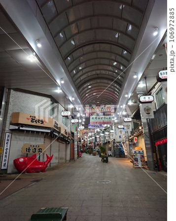 夜の熱海平和通り商店街 夜の熱海平和通り商店街 106972885