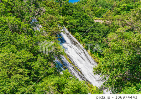 （北海道）ウトロのオシンコシンの滝 106974443