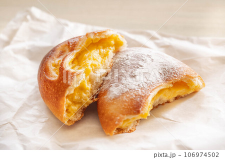 菓子パン　クリームパン 106974502