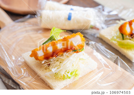 ロールサンド作り　イカフライ 106974503