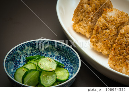 余ったごはんにしょう油で味を付けておにぎりにして、こんがりと焼いた焼きおにぎり 106974532