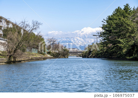 富岩運水上ラインでお花見・立山連峰を望む 富岩運水上ラインでお花見・立山連峰を望む 106975037