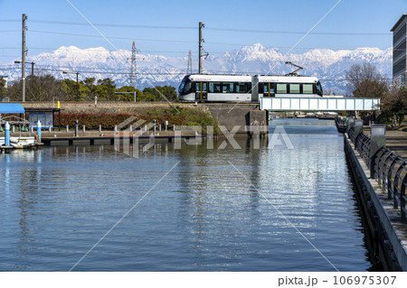岩瀬運河を渡る富山地方鉄道富山港線のトラム 106975307