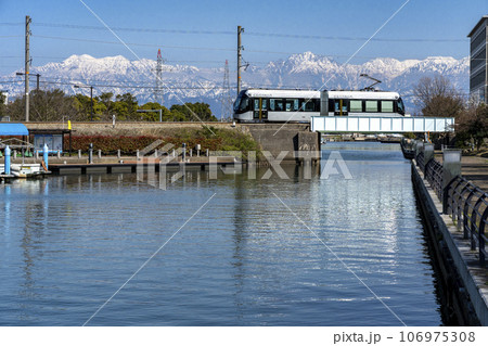 岩瀬運河を渡る富山地方鉄道富山港線のトラム 106975308