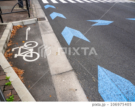 T字型交差点で2段階右折をする自転車のための待機スペース T字型交差点で2段階右折をする自転車のための待機スペース 106975405