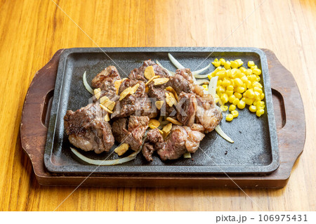 牛肉のぶつ切りステーキ 106975431