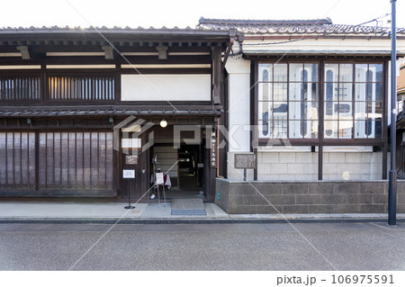 北前船で栄え、古民家が軒を連ねる東岩瀬町の大町通り 106975591