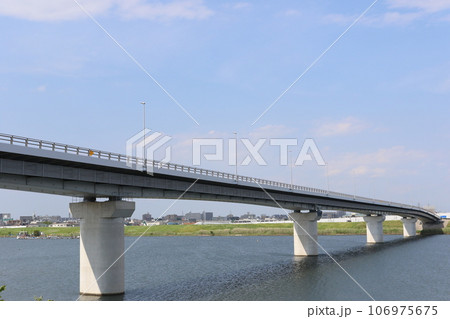千葉県市川市の江戸川に架かる「妙典橋」 106975675