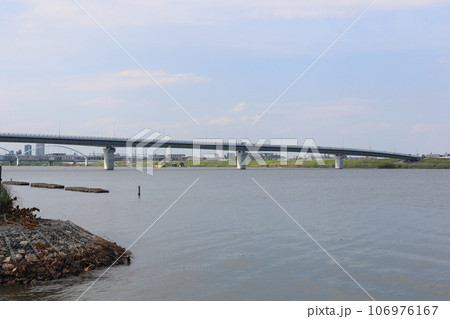 千葉県市川市の江戸川に架かる「妙典橋」 千葉県市川市の江戸川に架かる「妙典橋」 106976167
