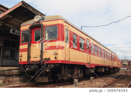 島原鉄道 キハ20形気動車（三本ヒゲ）の写真素材 [106976593] - PIXTA