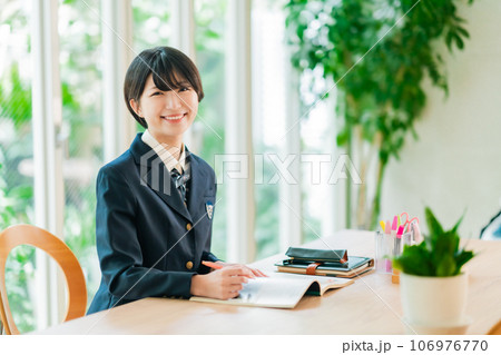 資料を広げて微笑む女子高生 資料を広げて微笑む女子高生 106976770