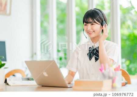 オンライン英会話を楽しむ女子高生 オンライン英会話を楽しむ女子高生 106976772