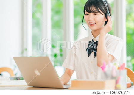 オンライン英会話を楽しむ女子高生 106976773