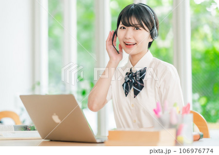 オンライン英会話を楽しむ女子高生 オンライン英会話を楽しむ女子高生 106976774