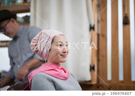 美容院でシャンプーをしてもらう女性 106976807
