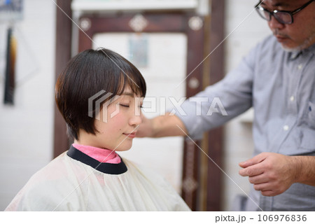 ヘアスタイルをチェックする美容師 ヘアスタイルをチェックする美容師 106976836