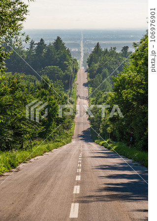 （北海道）斜里町・天に続く道 106976901