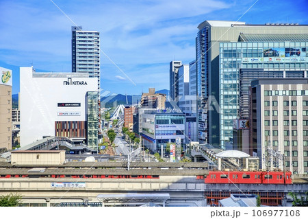 豊田市、豊田市駅前の風景 106977108