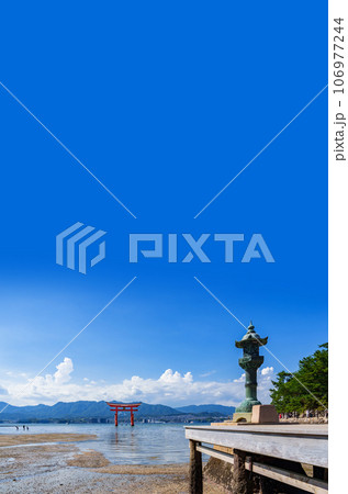 広島 宮島 の 厳島神社 の 夏 の 大鳥居 【 広島観光 の イメージ 】 106977244