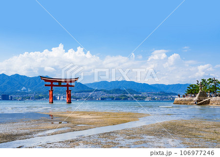 広島 宮島 の 厳島神社 の 夏 の 大鳥居 【 広島観光 の イメージ 】 106977246
