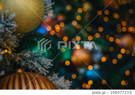 クリスマスイルミネーションとオーナメント 106977258