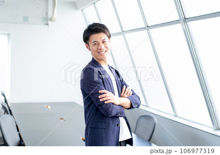 腕組みをする男性　 106977319