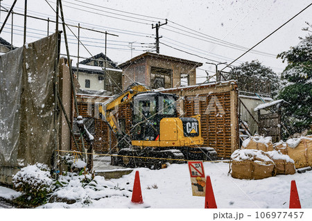 雪の中の工事中の住宅 106977457
