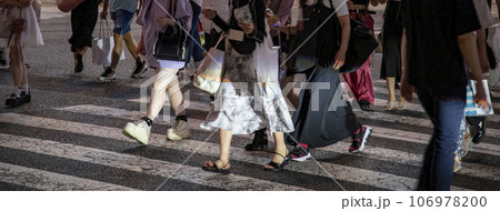 東京渋谷の夜のスクランブル交差点1 東京渋谷の夜のスクランブル交差点1 106978200
